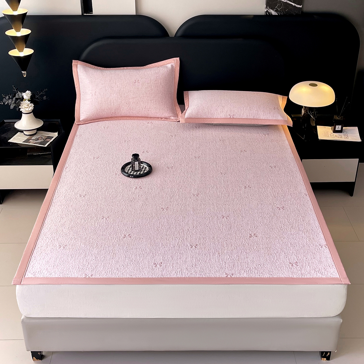 91家纺网 家纺一手货源 找家纺 莱米家纺 2026春夏新款全PE双面泡泡提花复合豆豆席凉席席子 蝴蝶结-粉