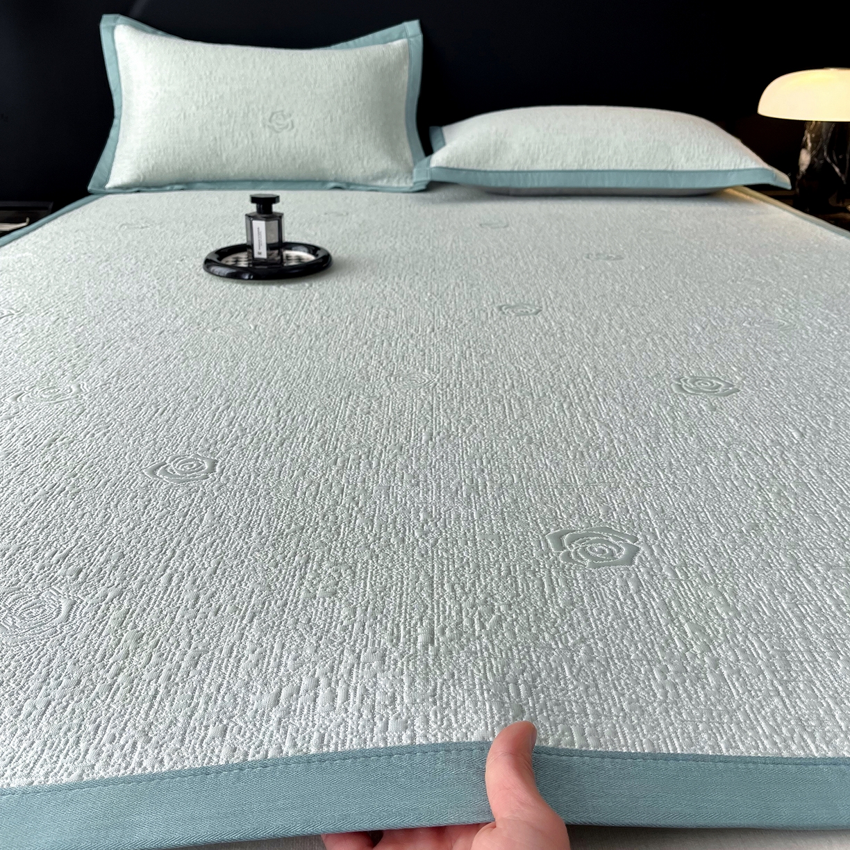 91家纺网 家纺一手货源 找家纺 莱米家纺 2026春夏新款全PE双面泡泡提花复合豆豆席凉席席子 玫瑰-绿