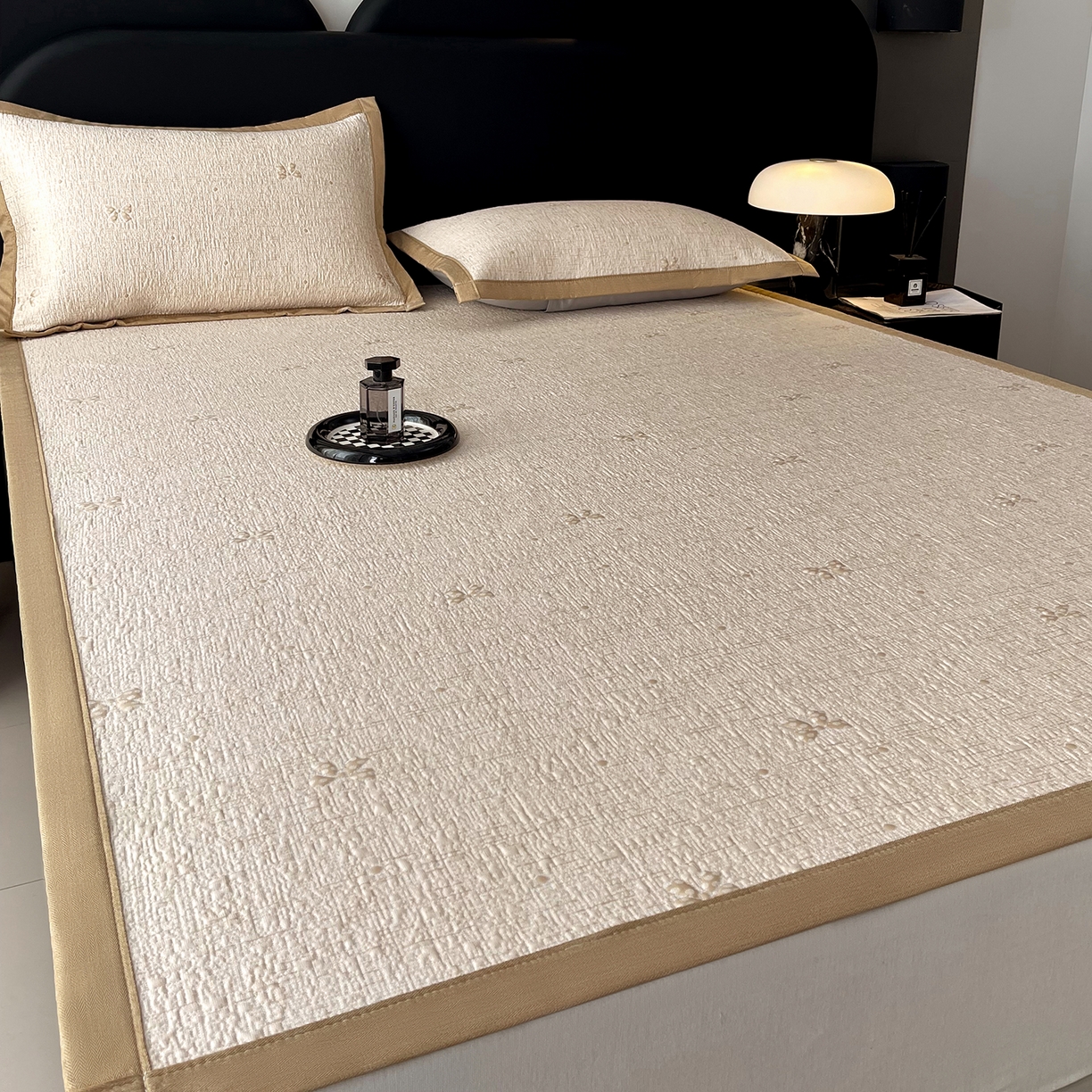 91家纺网 家纺一手货源 找家纺 莱米家纺 2026春夏新款全PE双面泡泡提花复合豆豆席凉席席子 蝴蝶结-卡其