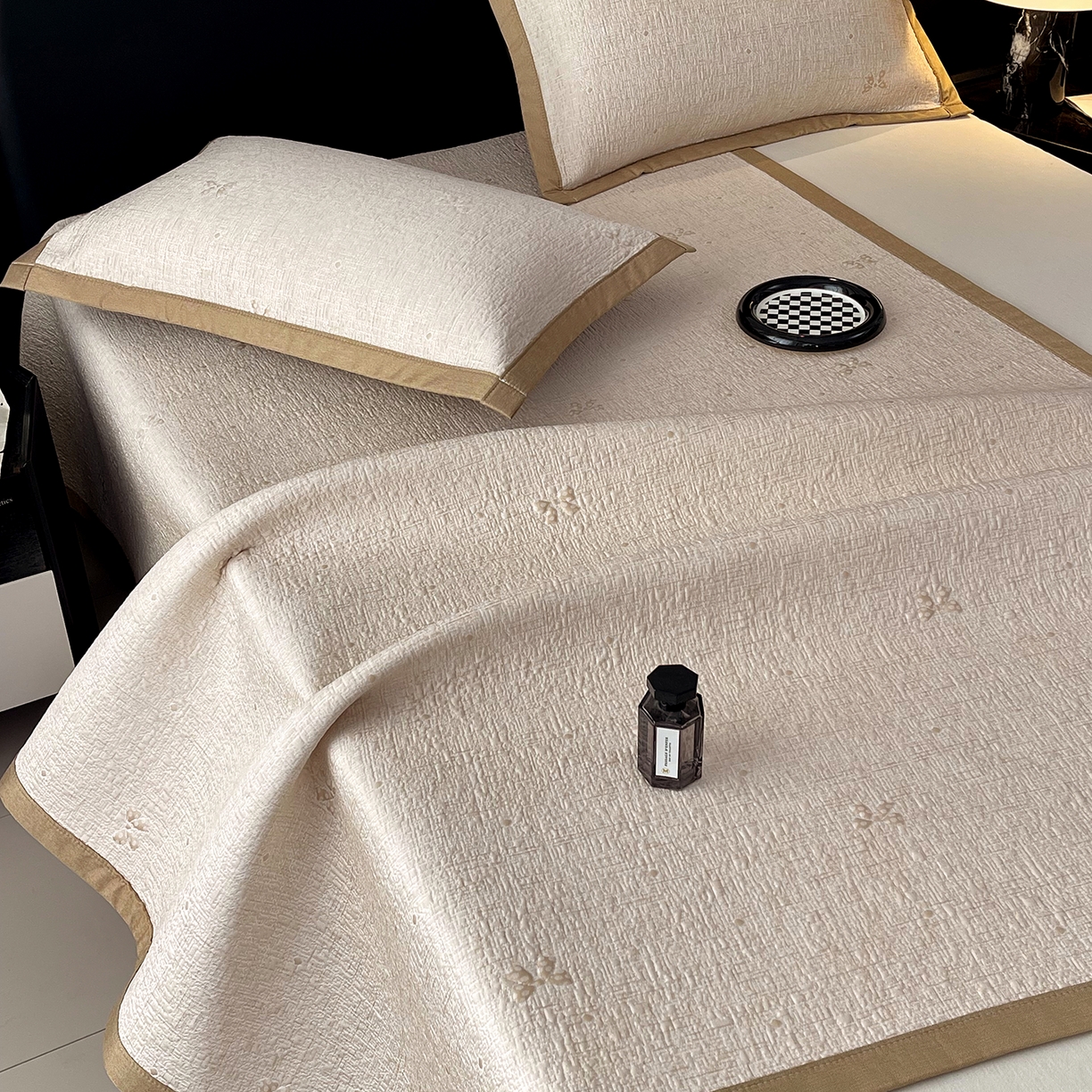 91家纺网 家纺一手货源 找家纺 莱米家纺 2026春夏新款全PE双面泡泡提花复合豆豆席凉席席子 蝴蝶结-卡其