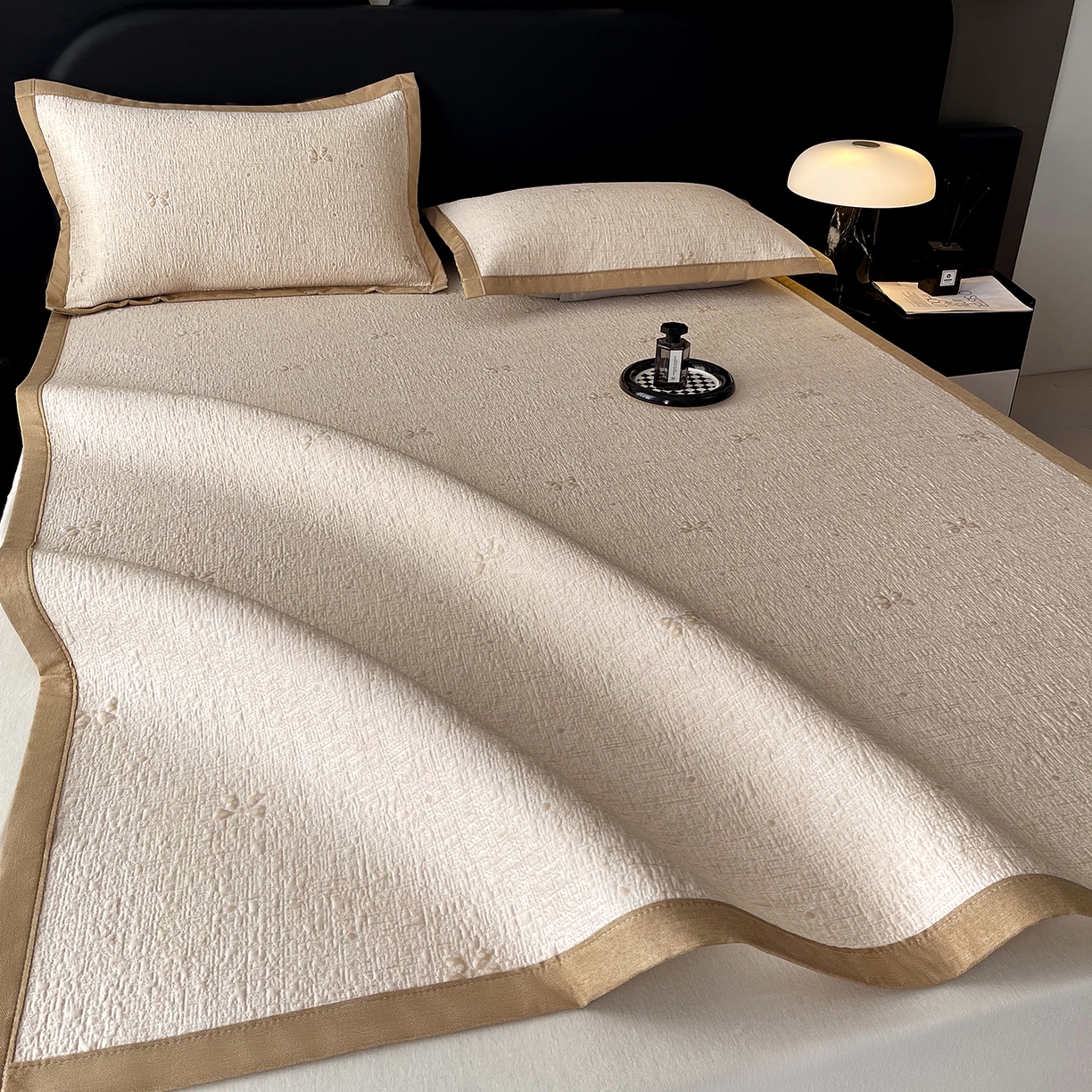 91家纺网 家纺一手货源 找家纺 莱米家纺 2026春夏新款全PE双面泡泡提花复合豆豆席凉席席子 蝴蝶结-卡其