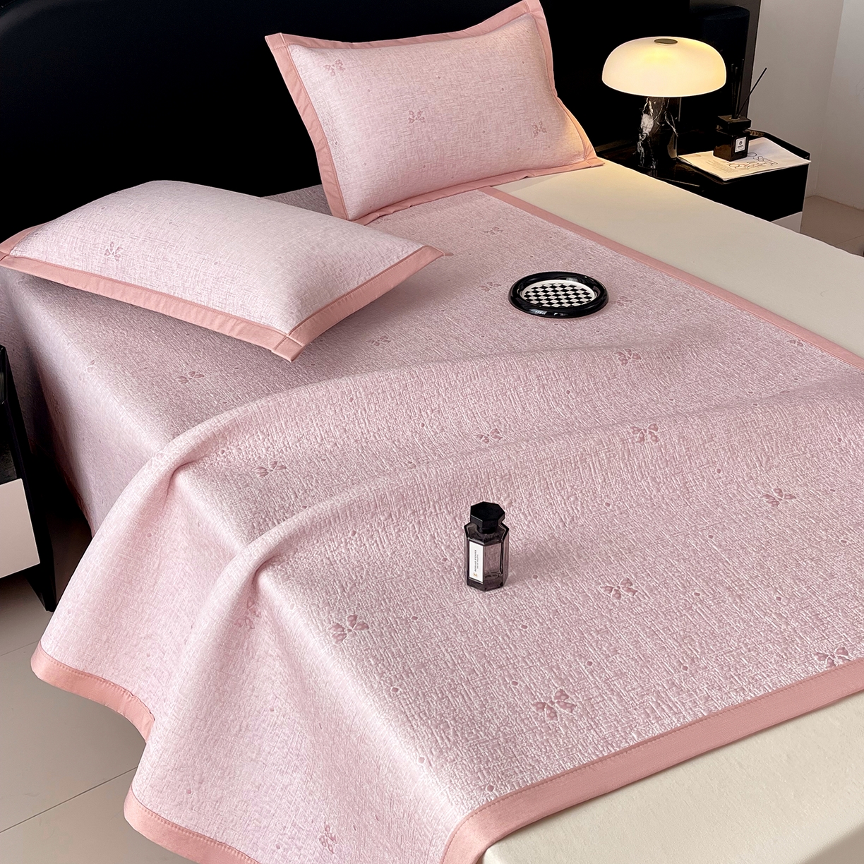 91家纺网 家纺一手货源 找家纺 莱米家纺 2026春夏新款全PE双面泡泡提花复合豆豆席凉席席子 蝴蝶结-粉