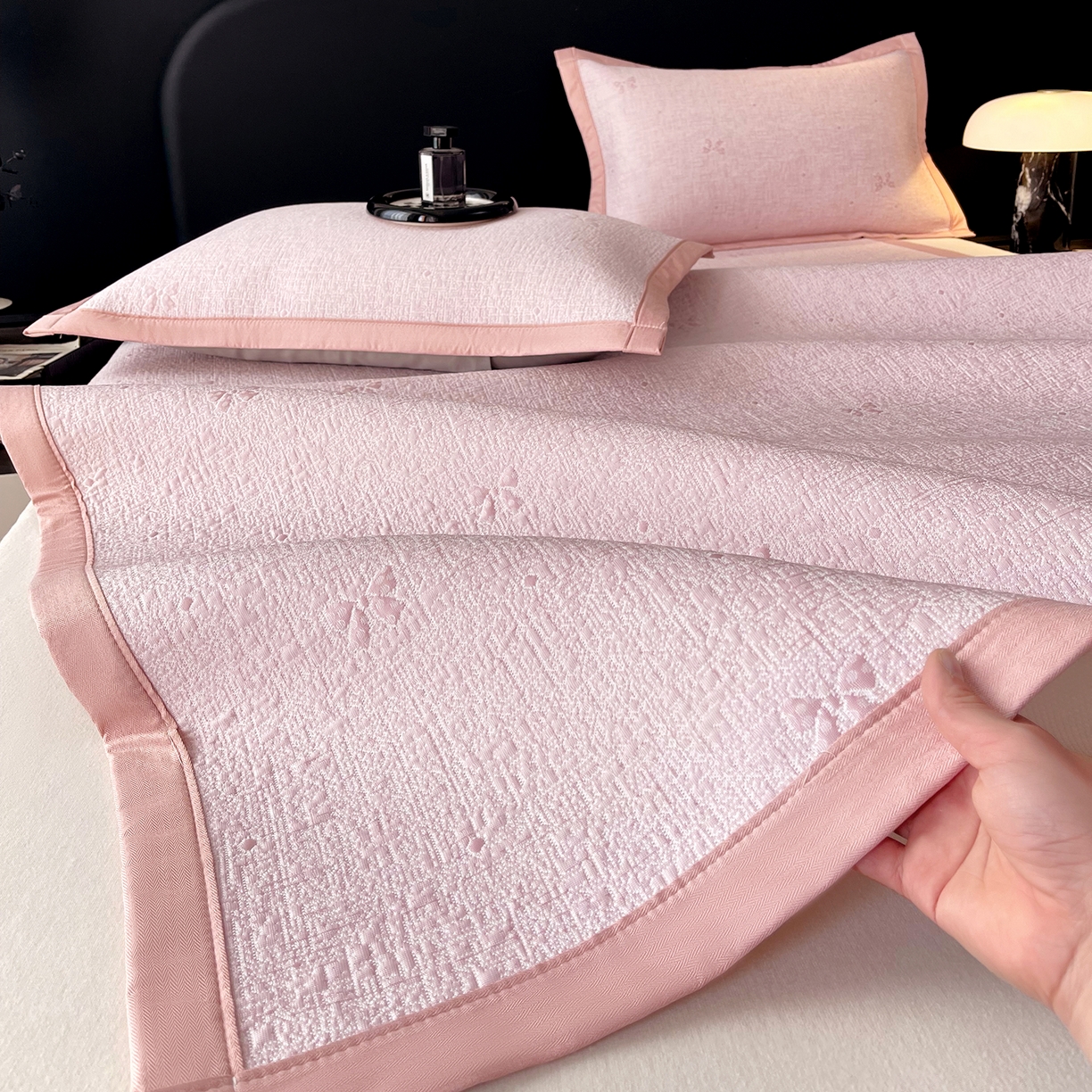 91家纺网 家纺一手货源 找家纺 莱米家纺 2026春夏新款全PE双面泡泡提花复合豆豆席凉席席子 蝴蝶结-粉