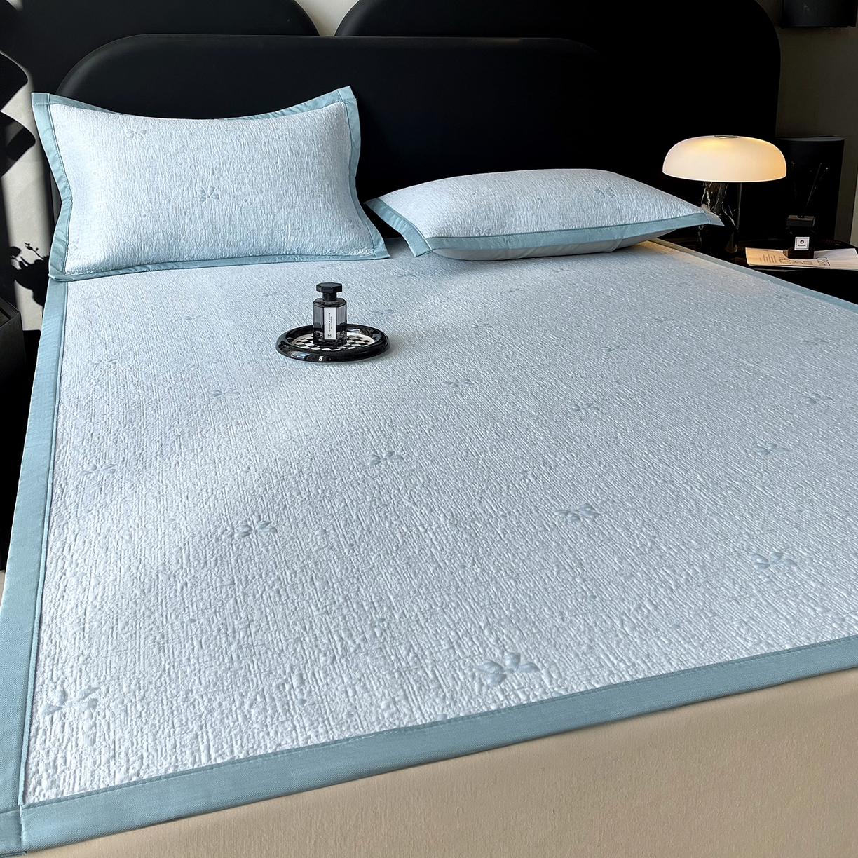 91家纺网 家纺一手货源 找家纺 莱米家纺 2026春夏新款全PE双面泡泡提花复合豆豆席凉席席子 蝴蝶结-蓝