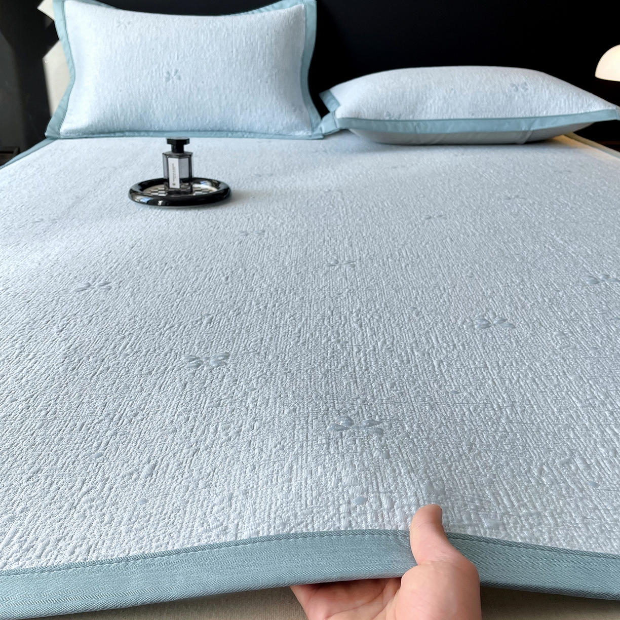 91家纺网 家纺一手货源 找家纺 莱米家纺 2026春夏新款全PE双面泡泡提花复合豆豆席凉席席子 蝴蝶结-蓝