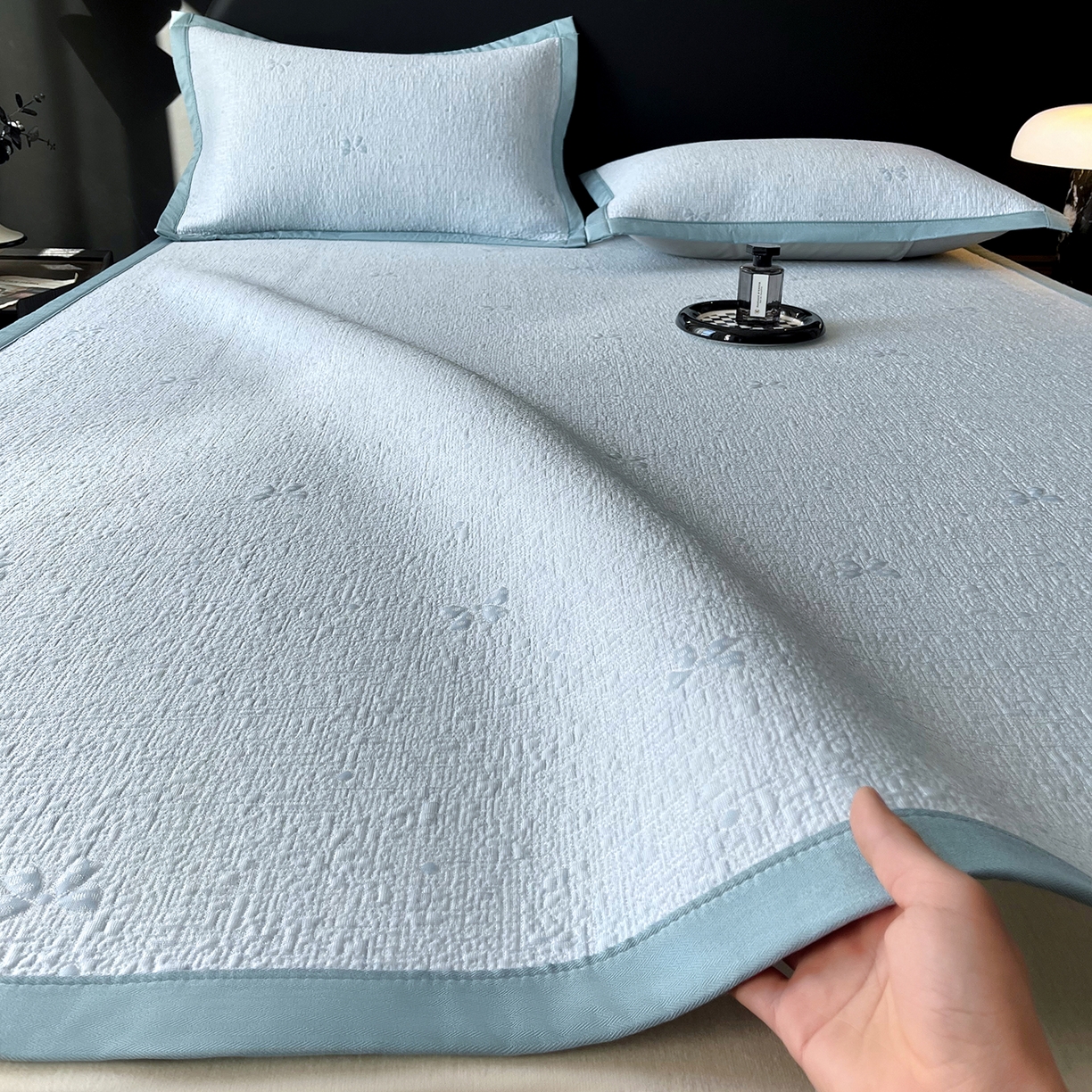 91家纺网 家纺一手货源 找家纺 莱米家纺 2026春夏新款全PE双面泡泡提花复合豆豆席凉席席子 蝴蝶结-蓝