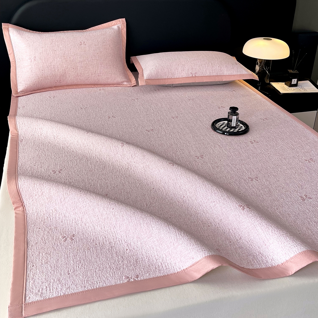 91家纺网 家纺一手货源 找家纺 莱米家纺 2026春夏新款全PE双面泡泡提花复合豆豆席凉席席子 蝴蝶结-粉