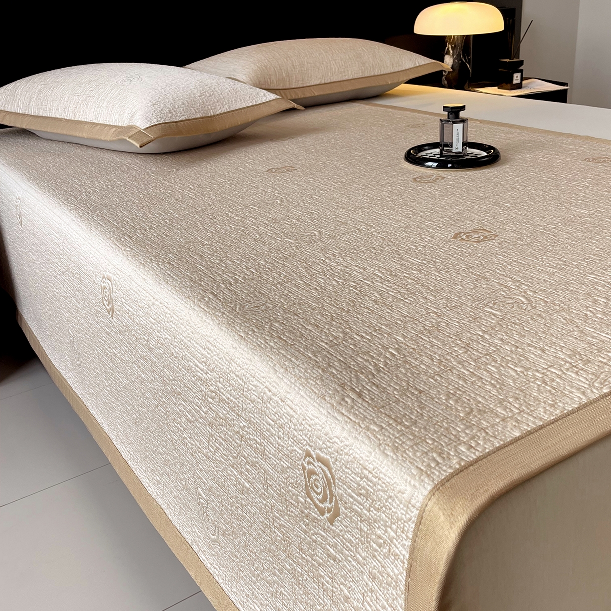 91家纺网 家纺一手货源 找家纺 莱米家纺 2026春夏新款全PE双面泡泡提花复合豆豆席凉席席子 玫瑰-卡其