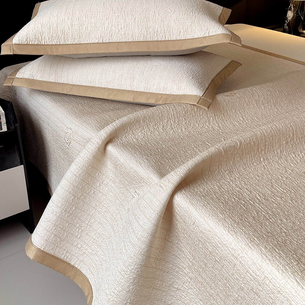 91家纺网 家纺一手货源 找家纺 莱米家纺 2026春夏新款全PE双面泡泡提花复合豆豆席凉席席子 玫瑰-卡其