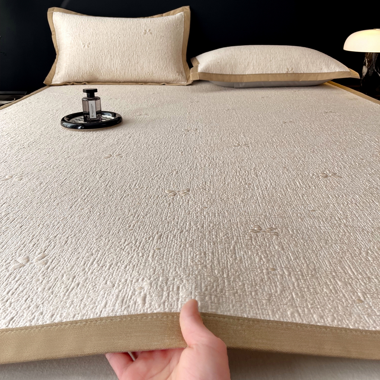 91家纺网 家纺一手货源 找家纺 莱米家纺 2026春夏新款全PE双面泡泡提花复合豆豆席凉席席子 蝴蝶结-卡其