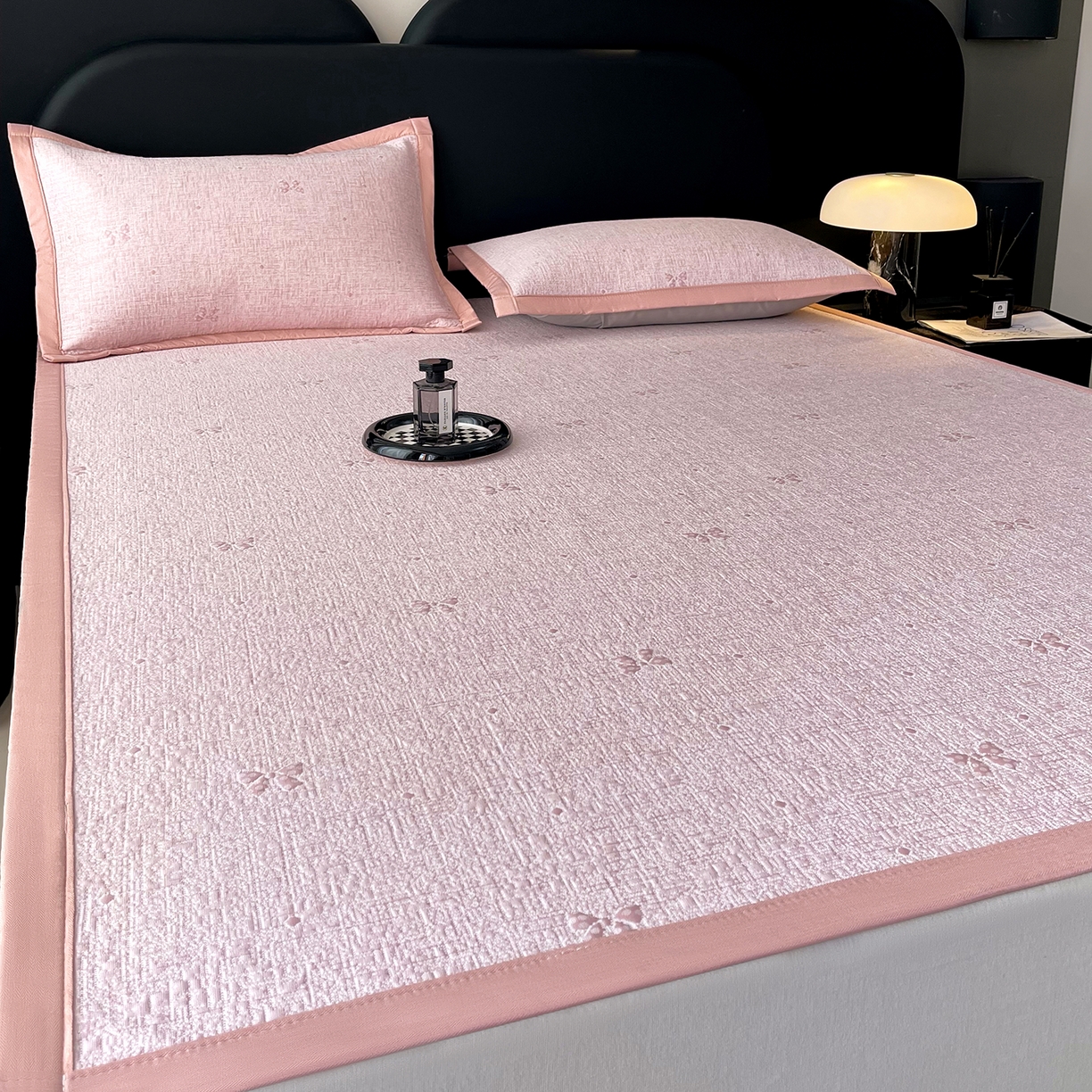 91家纺网 家纺一手货源 找家纺 莱米家纺 2026春夏新款全PE双面泡泡提花复合豆豆席凉席席子 蝴蝶结-粉