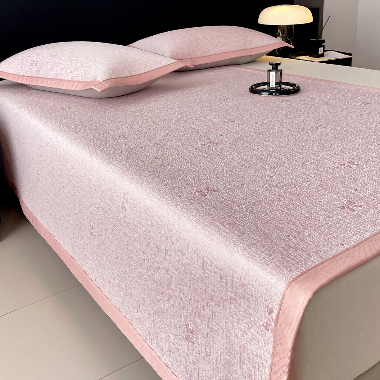 91家纺网 家纺一手货源 找家纺 莱米家纺 2026春夏新款全PE双面泡泡提花复合豆豆席凉席席子 蝴蝶结-粉