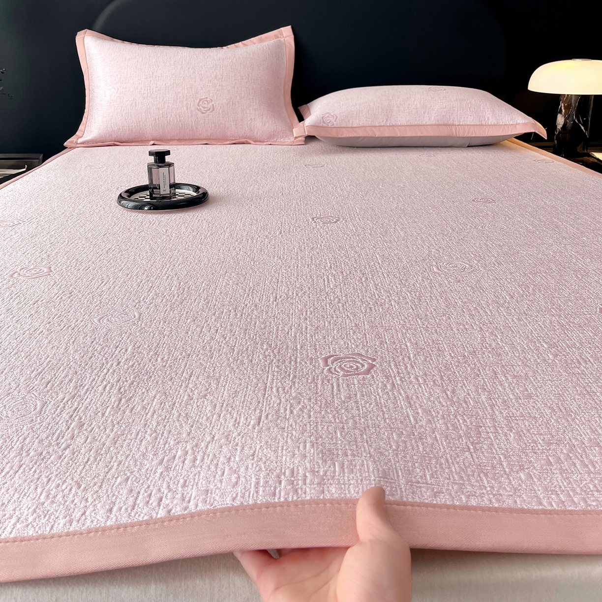 91家纺网 家纺一手货源 找家纺 莱米家纺 2026春夏新款全PE双面泡泡提花复合豆豆席凉席席子 玫瑰-粉