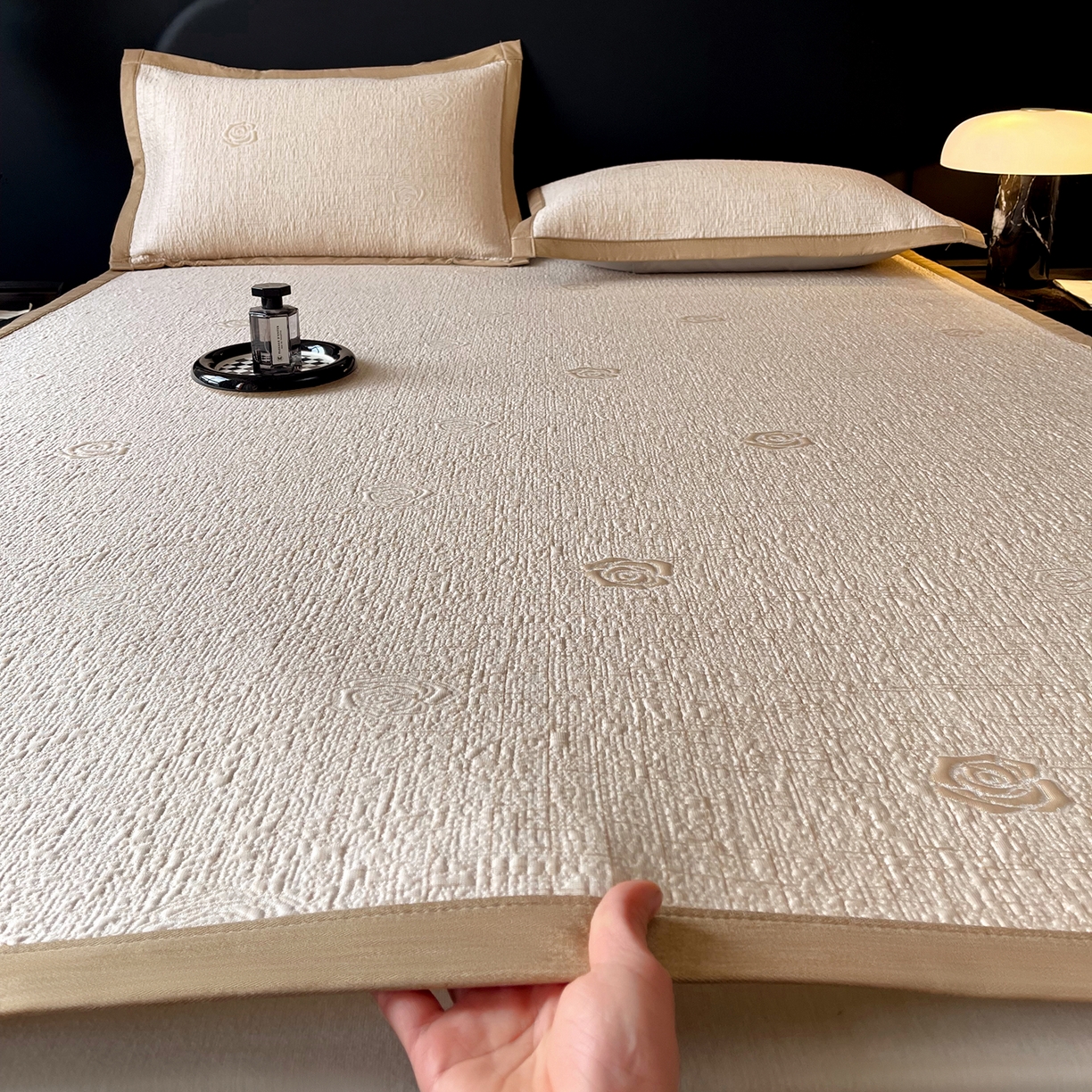 91家纺网 家纺一手货源 找家纺 莱米家纺 2026春夏新款全PE双面泡泡提花复合豆豆席凉席席子 玫瑰-卡其