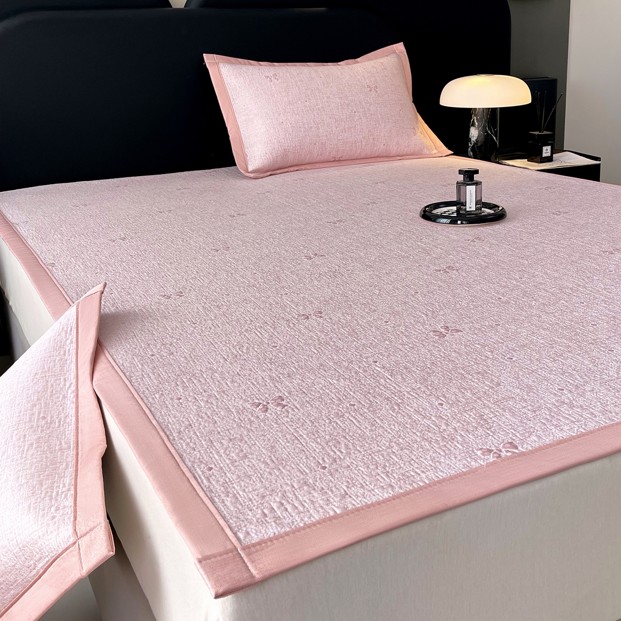 91家纺网 家纺一手货源 找家纺 莱米家纺 2026春夏新款全PE双面泡泡提花复合豆豆席凉席席子 蝴蝶结-粉