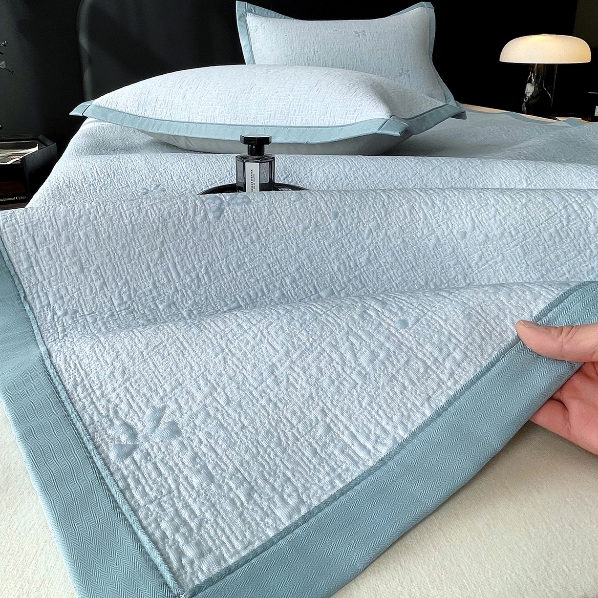 91家纺网 家纺一手货源 找家纺 莱米家纺 2026春夏新款全PE双面泡泡提花复合豆豆席凉席席子 蝴蝶结-蓝