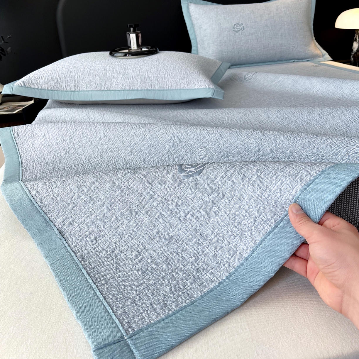 91家纺网 家纺一手货源 找家纺 莱米家纺 2026春夏新款全PE双面泡泡提花复合豆豆席凉席席子 玫瑰-蓝