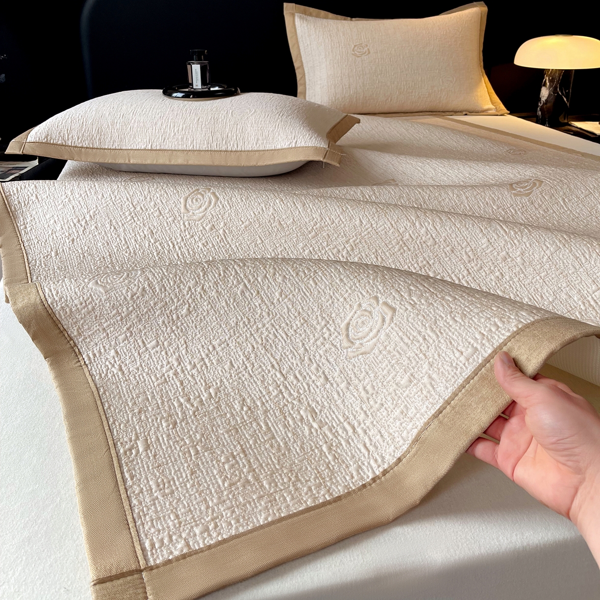 91家纺网 家纺一手货源 找家纺 莱米家纺 2026春夏新款全PE双面泡泡提花复合豆豆席凉席席子 玫瑰-卡其