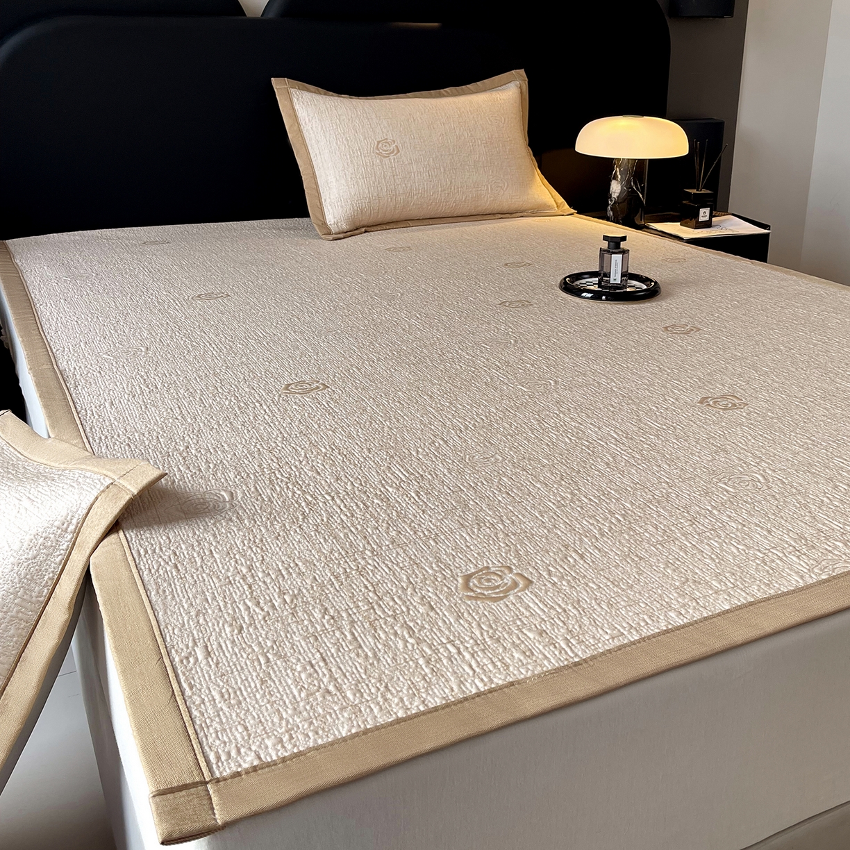 91家纺网 家纺一手货源 找家纺 莱米家纺 2026春夏新款全PE双面泡泡提花复合豆豆席凉席席子 玫瑰-卡其