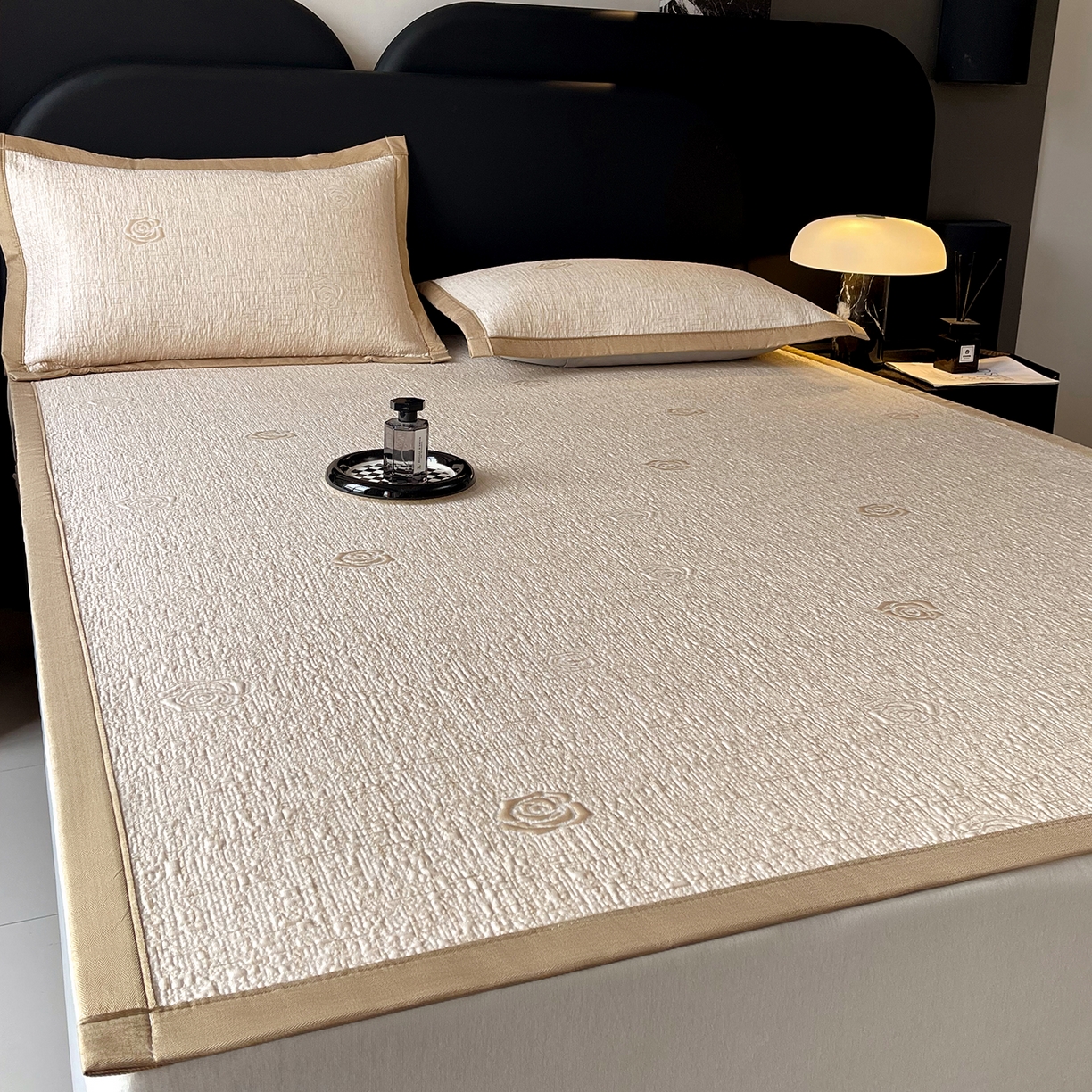 91家纺网 家纺一手货源 找家纺 莱米家纺 2026春夏新款全PE双面泡泡提花复合豆豆席凉席席子 玫瑰-卡其