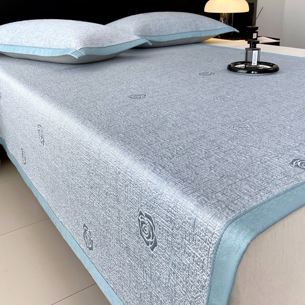 91家纺网 家纺一手货源 找家纺 莱米家纺 2026春夏新款全PE双面泡泡提花复合豆豆席凉席席子 玫瑰-蓝