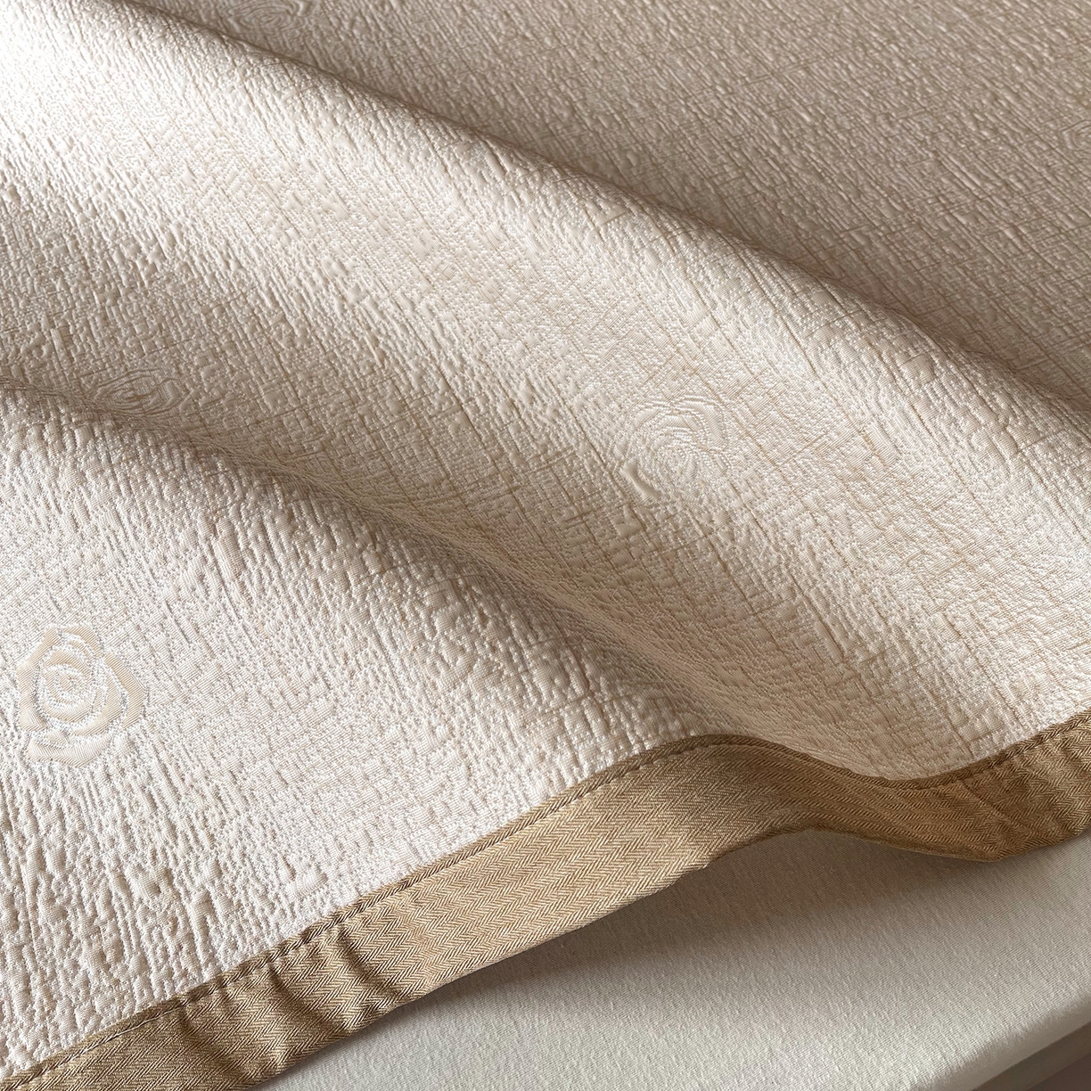 91家纺网 家纺一手货源 找家纺 莱米家纺 2026春夏新款全PE双面泡泡提花复合豆豆席凉席席子 玫瑰-卡其