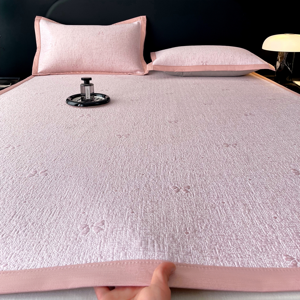 91家纺网 家纺一手货源 找家纺 莱米家纺 2026春夏新款全PE双面泡泡提花复合豆豆席凉席席子 蝴蝶结-粉