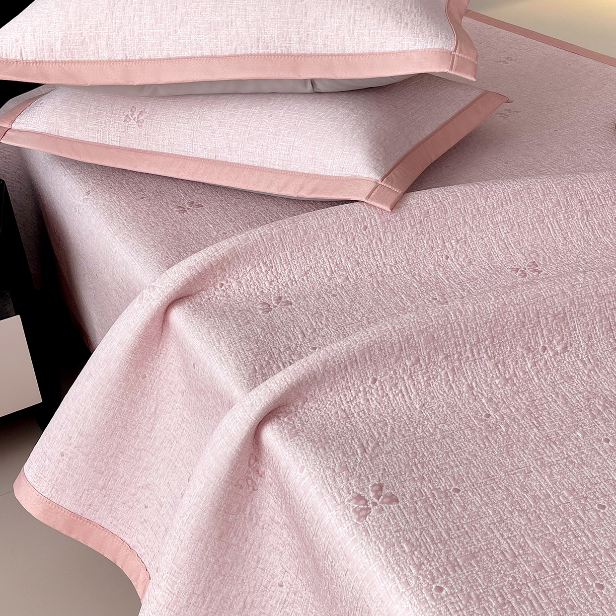 91家纺网 家纺一手货源 找家纺 莱米家纺 2026春夏新款全PE双面泡泡提花复合豆豆席凉席席子 蝴蝶结-粉