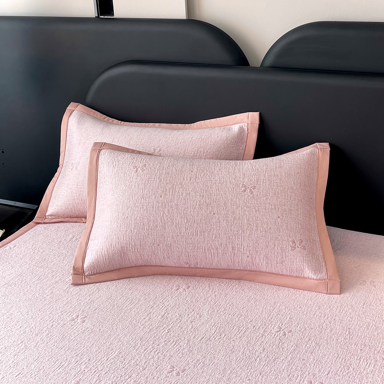 91家纺网 家纺一手货源 找家纺 莱米家纺 2026春夏新款全PE双面泡泡提花复合豆豆席凉席席子 蝴蝶结-粉