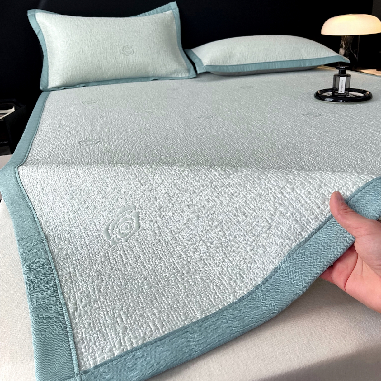 91家纺网 家纺一手货源 找家纺 莱米家纺 2026春夏新款全PE双面泡泡提花复合豆豆席凉席席子 玫瑰-绿