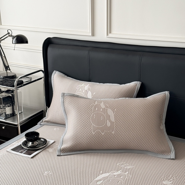 91家纺网 家纺一手货源 找家纺 （总）卡罗兰 2026新款豆豆凉席PE提花豆豆席床单床笠款奶牛系列