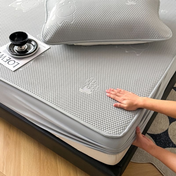 91家纺网 家纺一手货源 找家纺 卡罗兰 2026新款豆豆凉席PE提花豆豆席床单床笠款奶牛系列 灰色-床笠