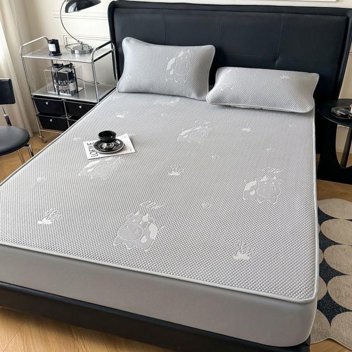 91家纺网 家纺一手货源 找家纺 卡罗兰 2026新款豆豆凉席PE提花豆豆席床单床笠款奶牛系列 灰色-床笠