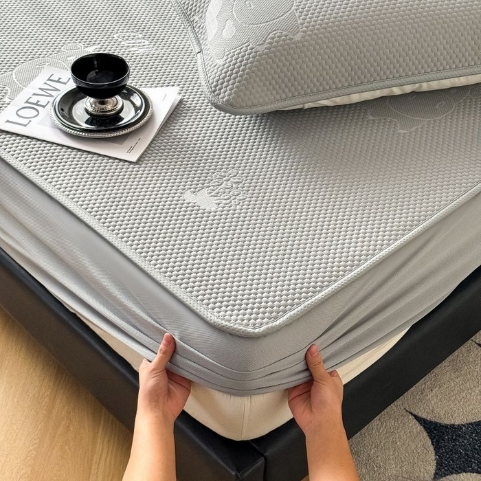 91家纺网 家纺一手货源 找家纺 卡罗兰 2026新款豆豆凉席PE提花豆豆席床单床笠款奶牛系列 灰色-床笠