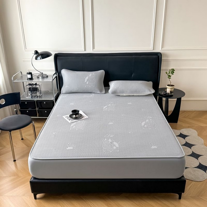 91家纺网 家纺一手货源 找家纺 卡罗兰 2026新款豆豆凉席PE提花豆豆席床单床笠款奶牛系列 灰色-床笠