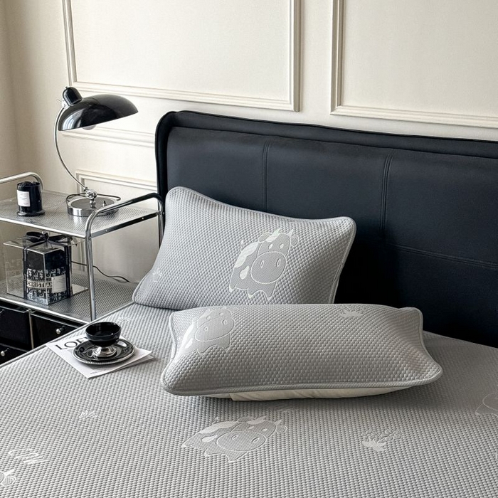 91家纺网 家纺一手货源 找家纺 卡罗兰 2026新款豆豆凉席PE提花豆豆席床单床笠款奶牛系列 灰色-床笠