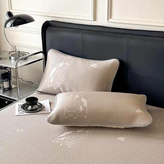 91家纺网 家纺一手货源 找家纺 卡罗兰 2026新款豆豆凉席PE提花豆豆席床单床笠款奶牛系列 咖色-床笠