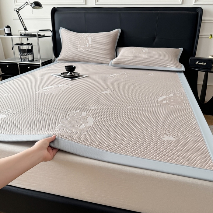 91家纺网 家纺一手货源 找家纺 卡罗兰 2026新款豆豆凉席PE提花豆豆席床单床笠款奶牛系列 咖色