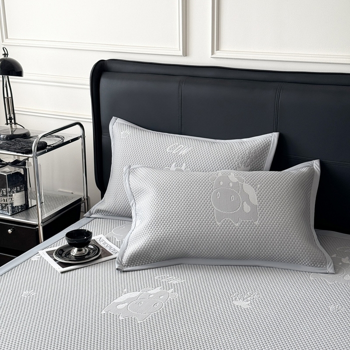 91家纺网 家纺一手货源 找家纺 卡罗兰 2026新款豆豆凉席PE提花豆豆席床单床笠款奶牛系列 灰色