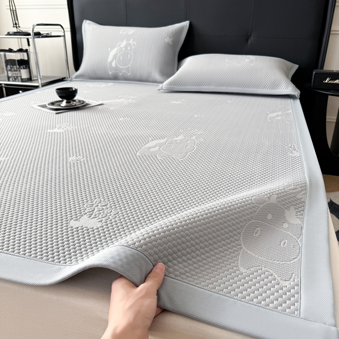 91家纺网 家纺一手货源 找家纺 卡罗兰 2026新款豆豆凉席PE提花豆豆席床单床笠款奶牛系列 灰色