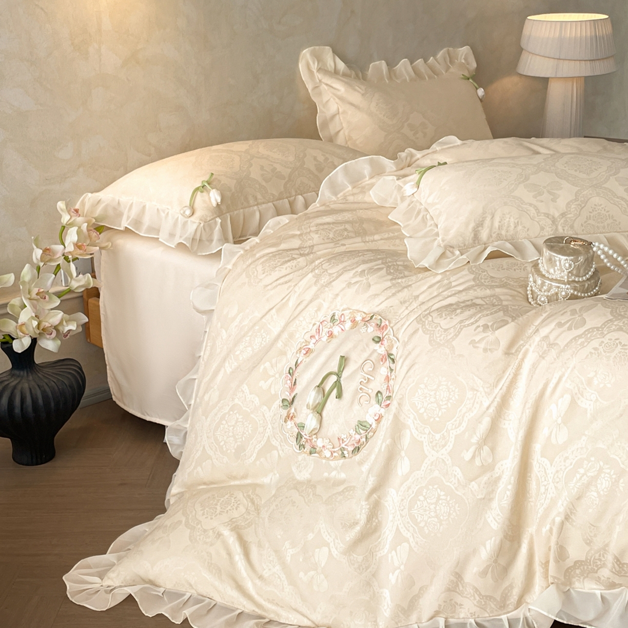 91家纺网 家纺一手货源 找家纺 （总）易禾家纺 2026春夏新款提花水冼棉刺绣雪纺花边四件套-典雅