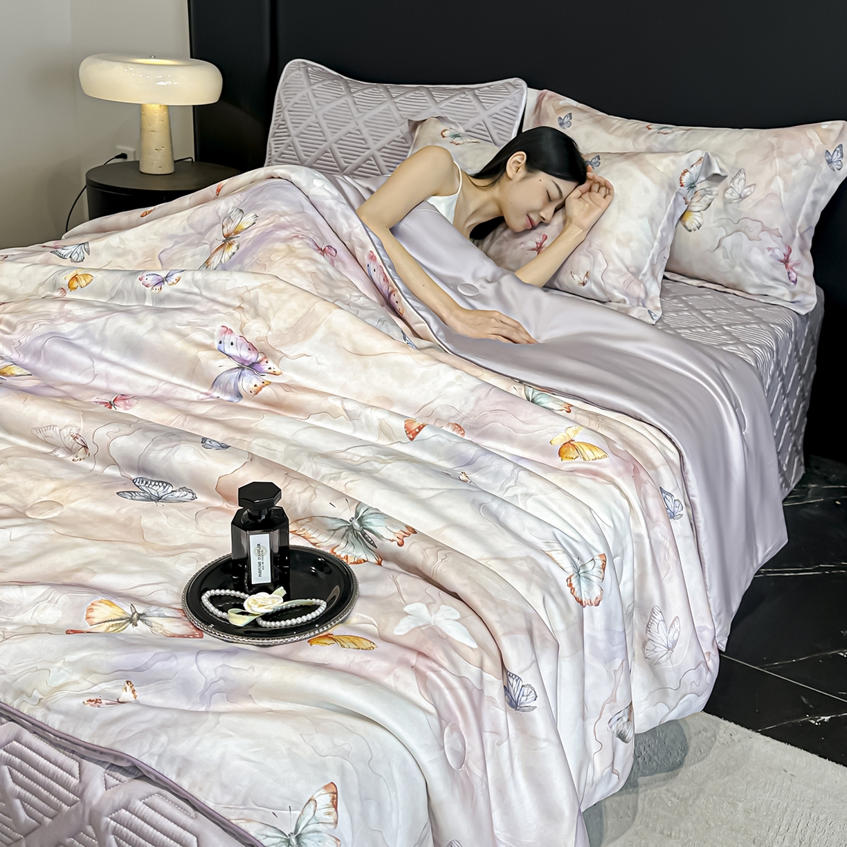 91家纺网 家纺一手货源 找家纺 吾秀家居 2026春夏新款数码印花莱赛尔天丝夏被夏凉被空调被-天印系列 蝶语-粉