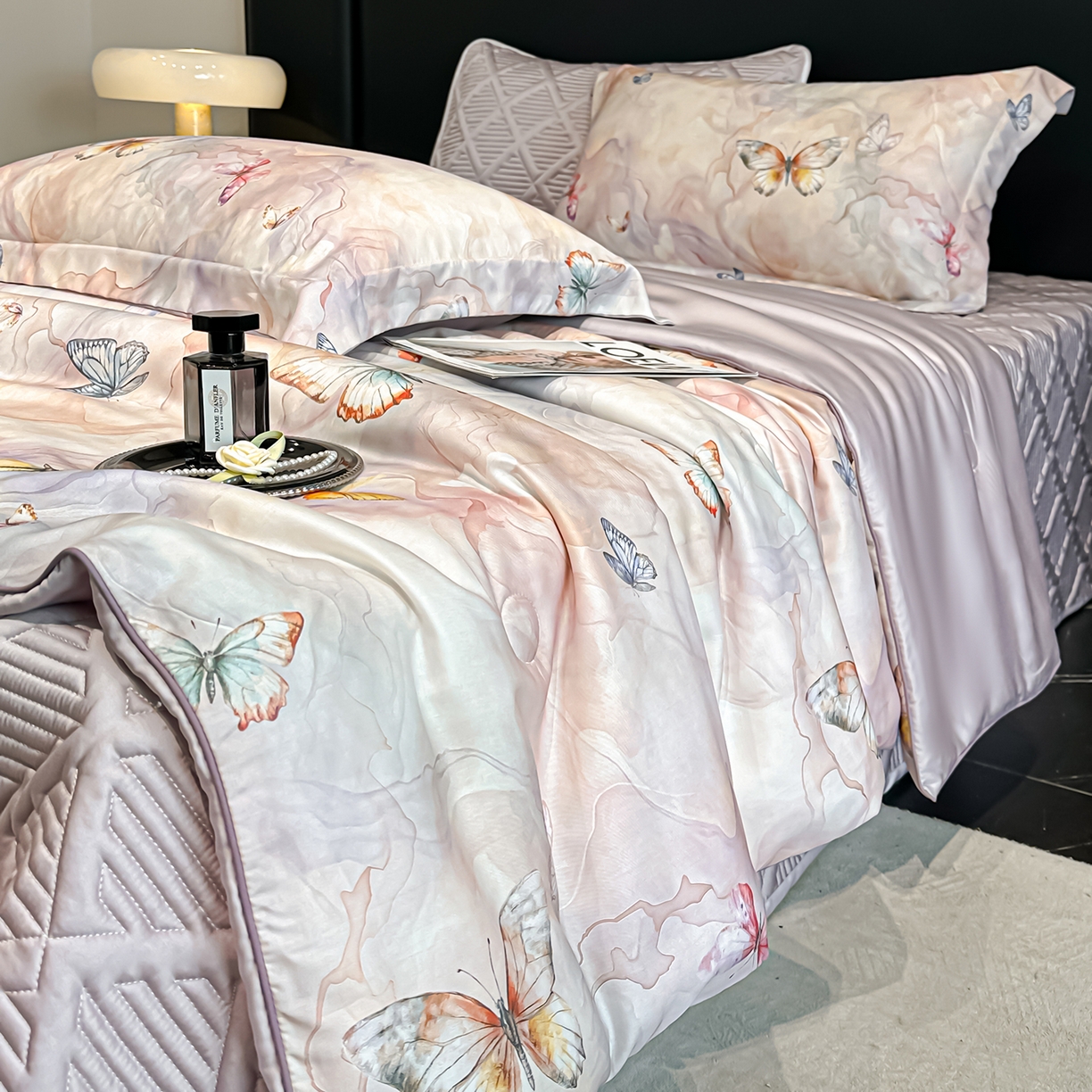 91家纺网 家纺一手货源 找家纺 吾秀家居 2026春夏新款数码印花莱赛尔天丝夏被夏凉被空调被-天印系列 蝶语-粉