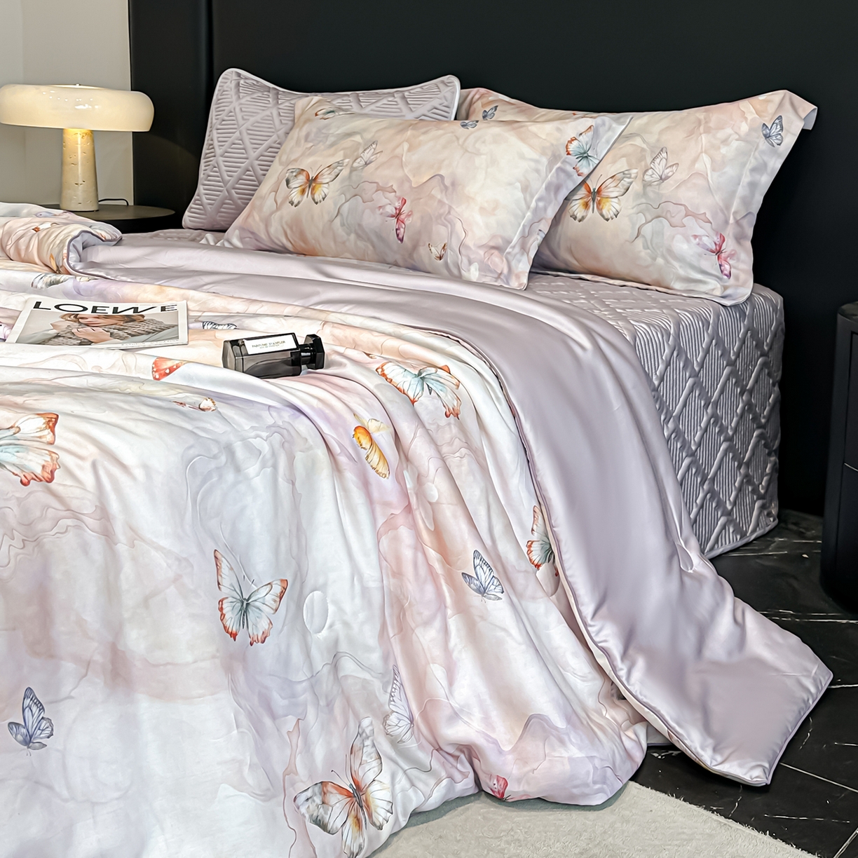 91家纺网 家纺一手货源 找家纺 吾秀家居 2026春夏新款数码印花莱赛尔天丝夏被夏凉被空调被-天印系列 蝶语-粉