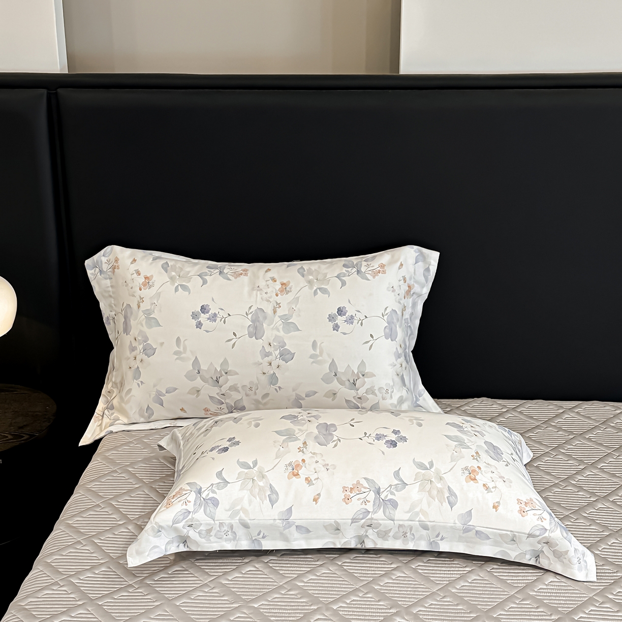 91家纺网 家纺一手货源 找家纺 吾秀家居 2026春夏新款数码印花莱赛尔天丝夏被夏凉被空调被-天印系列 花影间