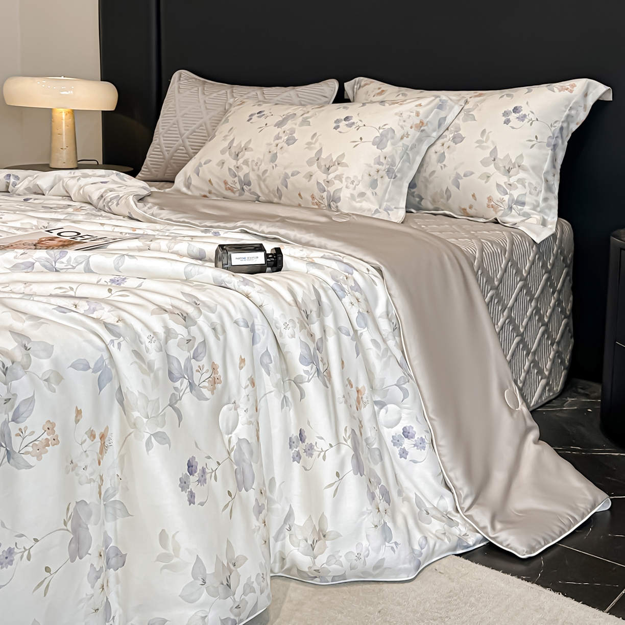 91家纺网 家纺一手货源 找家纺 吾秀家居 2026春夏新款数码印花莱赛尔天丝夏被夏凉被空调被-天印系列 花影间