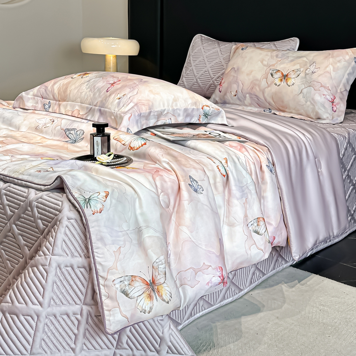 91家纺网 家纺一手货源 找家纺 吾秀家居 2026春夏新款数码印花莱赛尔天丝夏被夏凉被空调被-天印系列 蝶语-粉