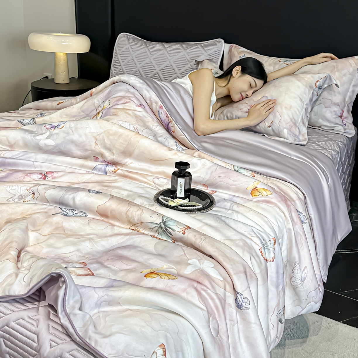 91家纺网 家纺一手货源 找家纺 吾秀家居 2026春夏新款数码印花莱赛尔天丝夏被夏凉被空调被-天印系列 蝶语-粉