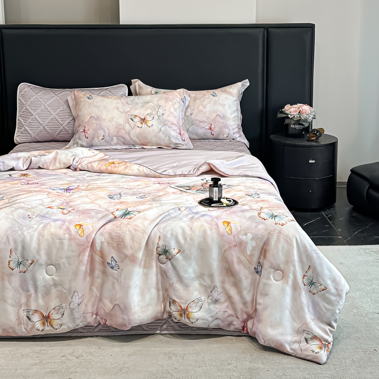 91家纺网 家纺一手货源 找家纺 吾秀家居 2026春夏新款数码印花莱赛尔天丝夏被夏凉被空调被-天印系列 蝶语-粉