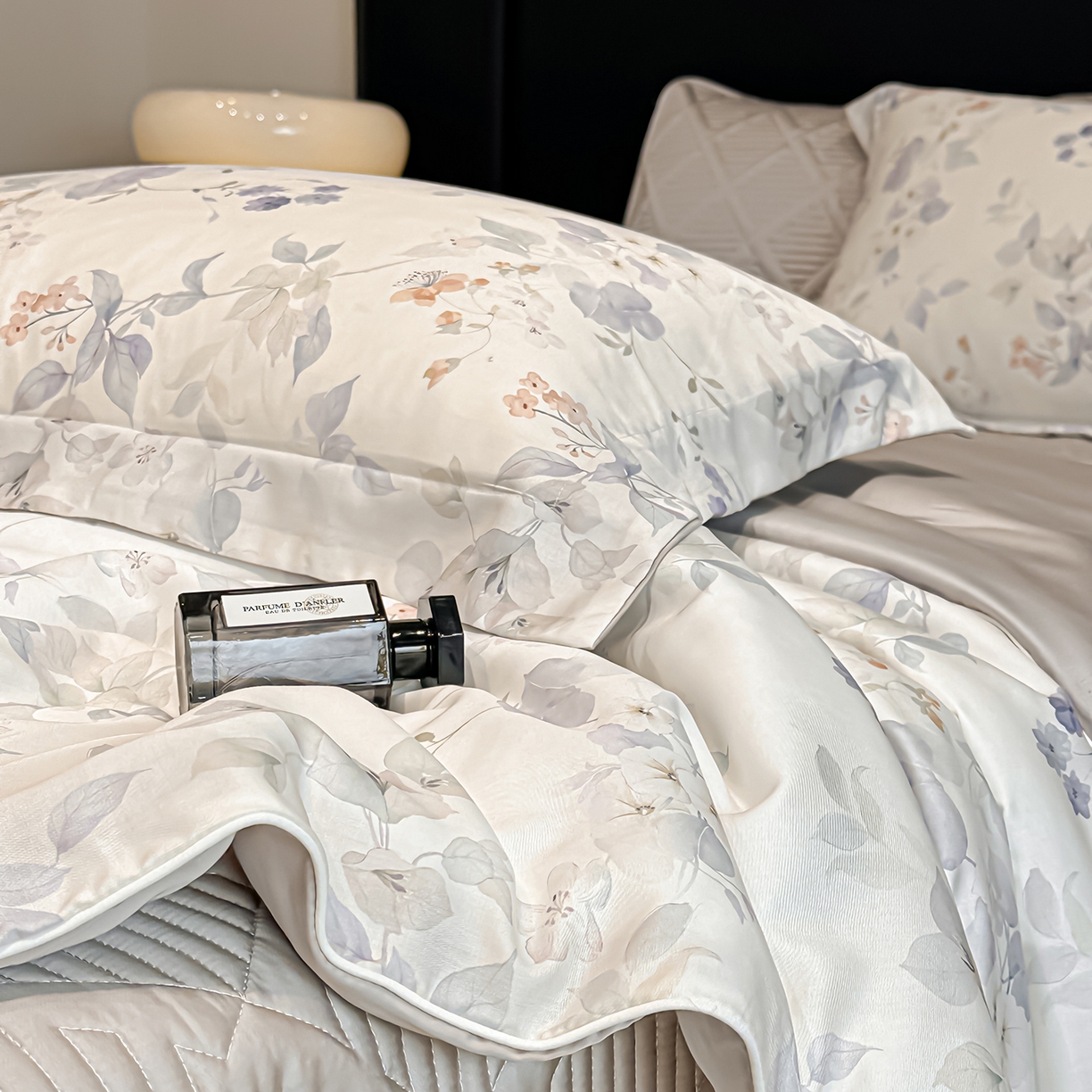 91家纺网 家纺一手货源 找家纺 吾秀家居 2026春夏新款数码印花莱赛尔天丝夏被夏凉被空调被-天印系列 花影间